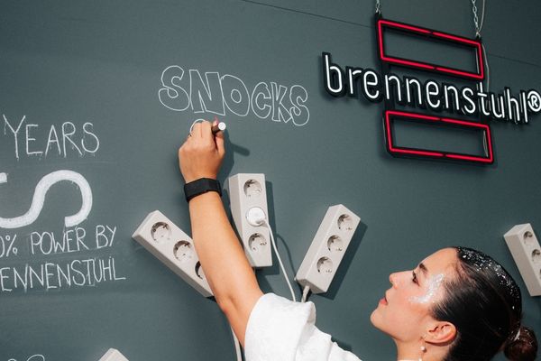 Brennenstuhl Charging Lounge beim 10-jährigen SNOCKS Jubiläum mit Steckdosenleisten und Brennenstuhl Logo.