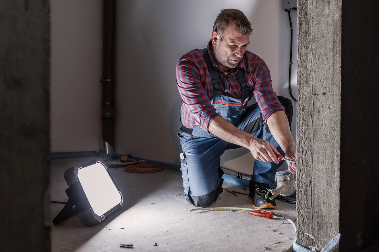 Brennenstuhl DINORA 5050 LED Arbeitsstrahler – 45W, 5100lm, IP65, Mit 5m Kabel & Haltebügel