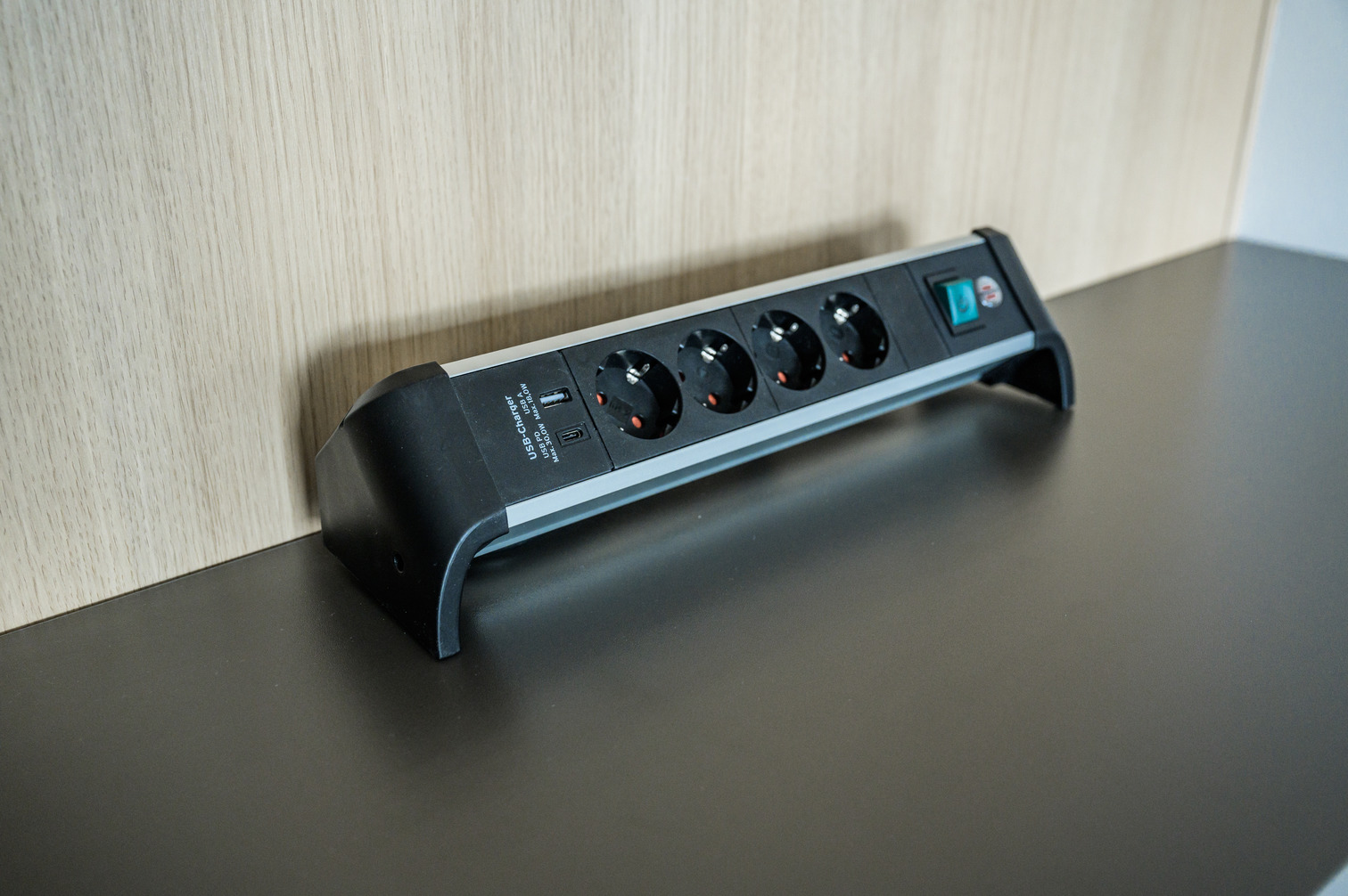 Alu-Office-Line Steckdosenleiste mit USB Power Delivery 4-fach