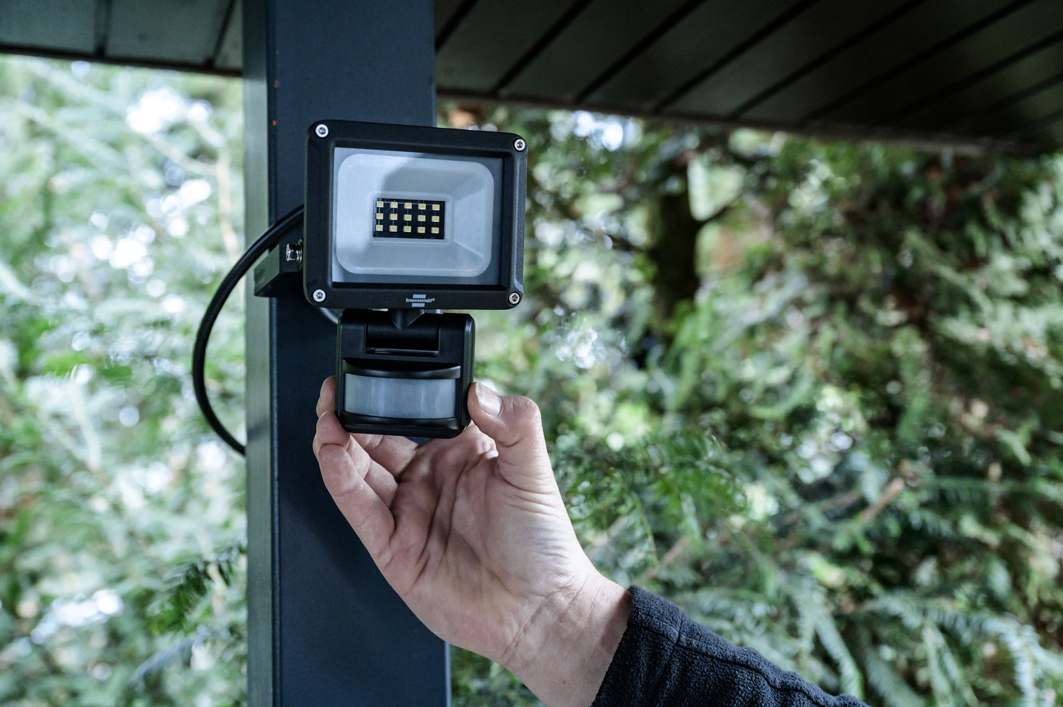 Produktbild von Kerbl LED-Außenstrahler 10W Mit Bewegungsmelder – Kompakt, Sparsam, Für Stall & Scheune, Alu-Druckguss