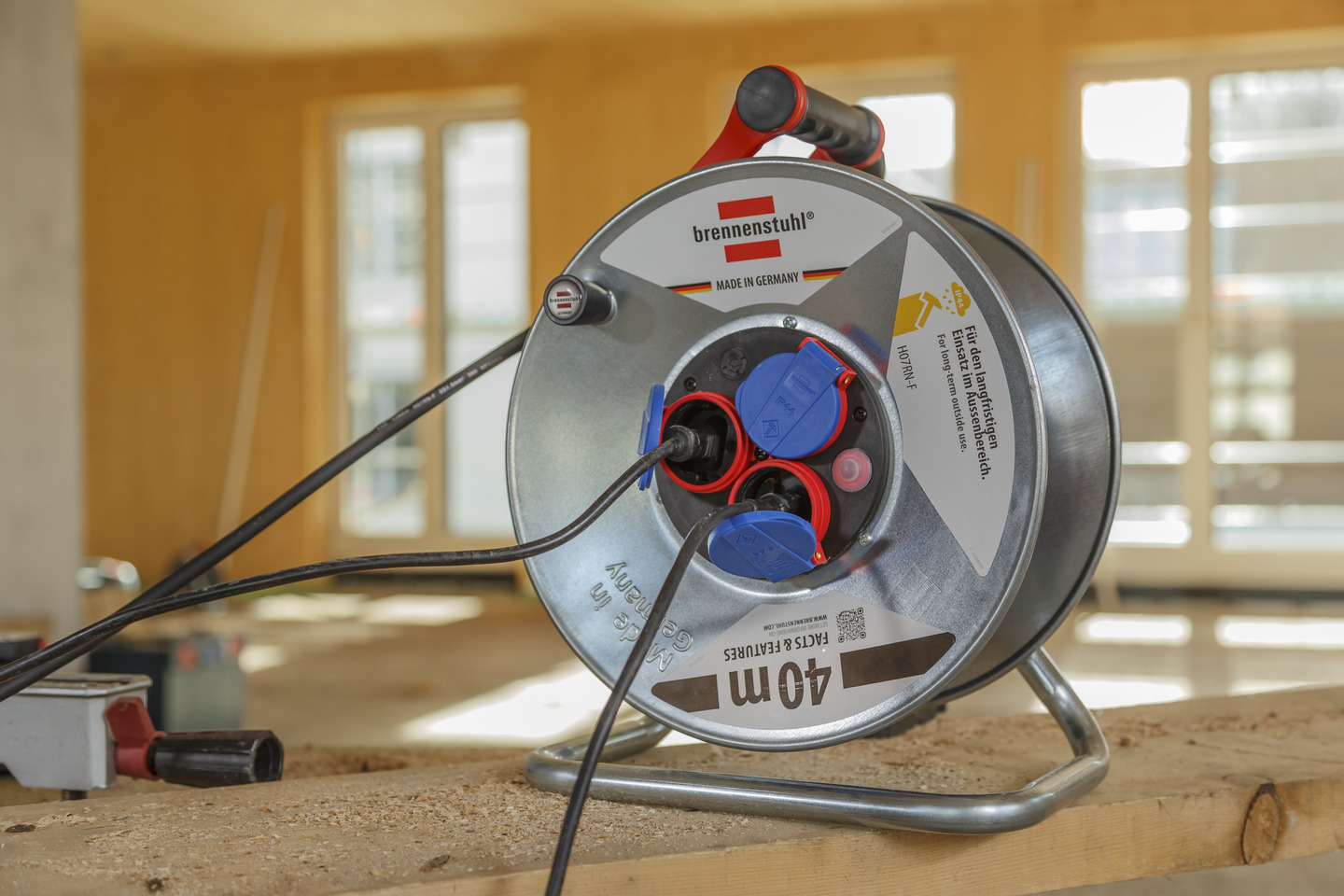 Garant S IP44 cable reel 40m H07RN-F 3G1,5 | brennenstuhl®