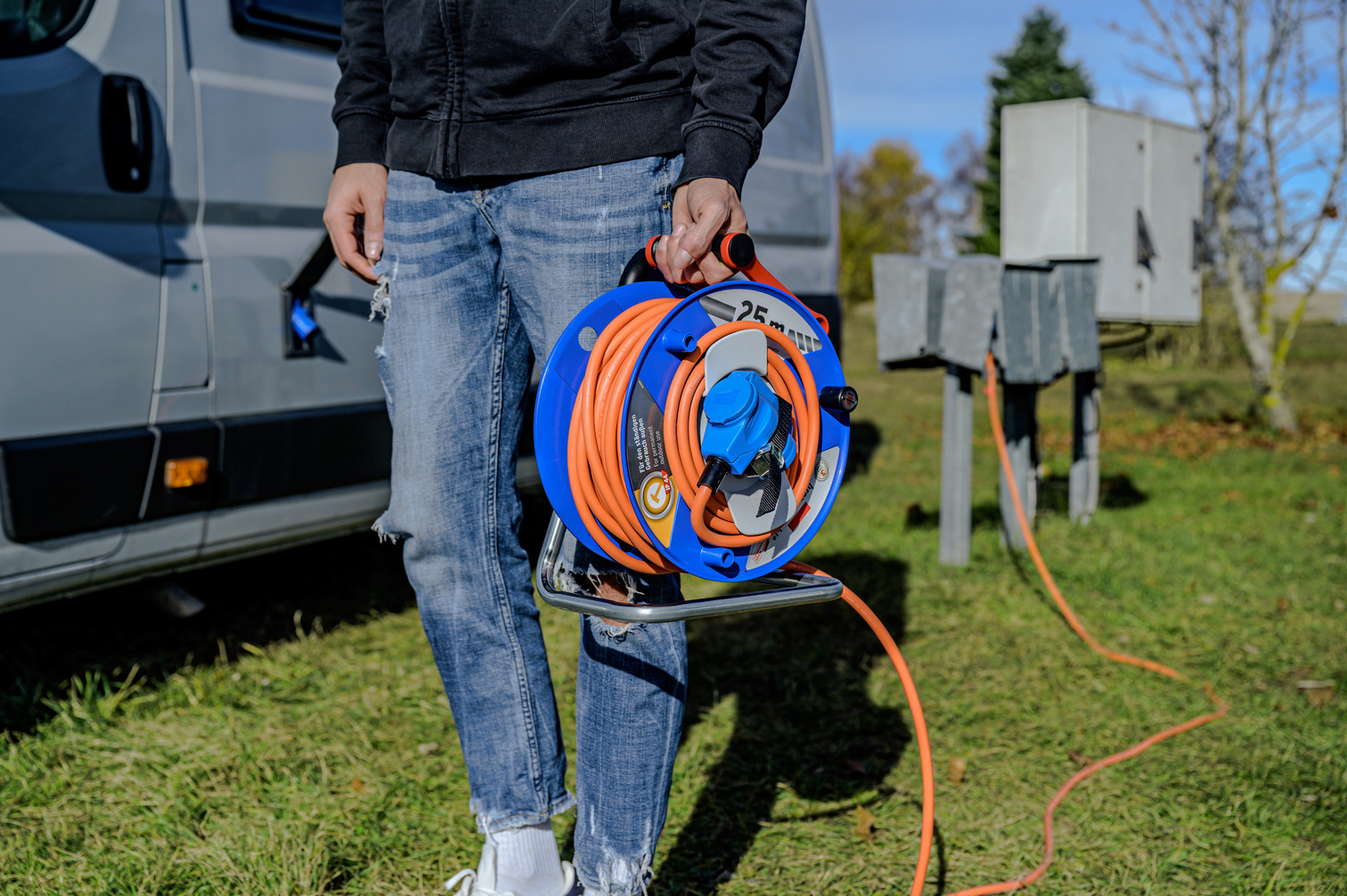 Brennenstuhl CEE 230V Camping-Kabeltrommel (25m H07RN-F 3G2,5 Kabel in  orange, Kabeltrommel mit 2 CEE-Steckdosen, für den ständigen Einsatz im  Außenbereich IP44, Made in Germany) : : Baumarkt