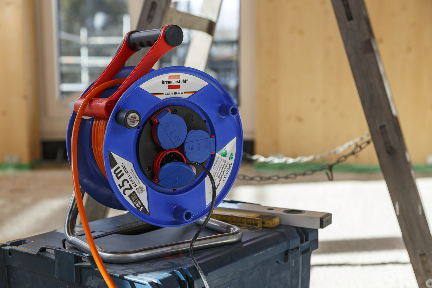 Garant IP44 cable reel 25m AT-N05V3V3-F 3G1.5 | brennenstuhl®