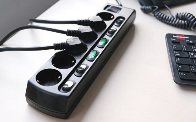 KFZ 4-fach Steckdosenverteiler mit USB  Elektronik und Technik bei Henri  Elektronik günstig bestellen