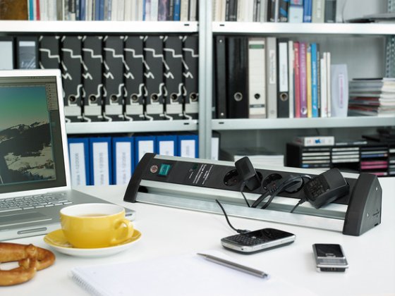 Alu-Office-Line 60.000A Überspannungsschutz-Steckdosenleiste 6-fach 3m H05VV-F 3G1,5 - Anwendungsbild