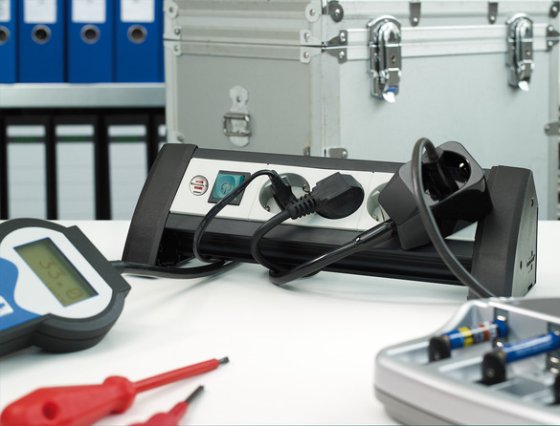 Premium-Office-Line Steckdosenleiste 4-fach schwarz/lichtgrau 1,8m H05VV-F 3G1,5 - Anwendungsbild