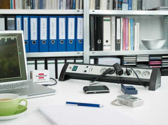 Premium-Office-Line 30.000A &Uuml;berspannungsschutz-Steckdosenleiste 6-fach 3m H05VV-F 3G1,5 - Anwendungsbild