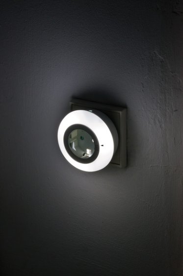 LED-Nachtlicht Color NL 09 RCD mit Dämmerungssensor und Steckdose 9 LED 6lm 3 Farben - Anwendungsbild