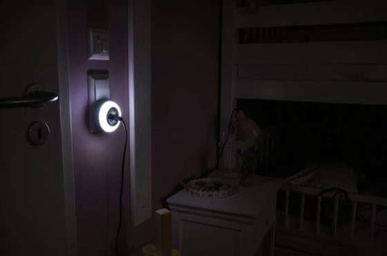LED-Nachtlicht Color NL 09 RCD mit Dämmerungssensor und Steckdose 9 LED 6lm 3 Farben - Anwendungsbild