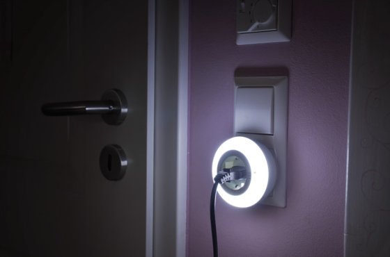 LED-Nachtlicht Color NL 09 RCD mit Dämmerungssensor und Steckdose 9 LED 6lm 3 Farben - Anwendungsbild