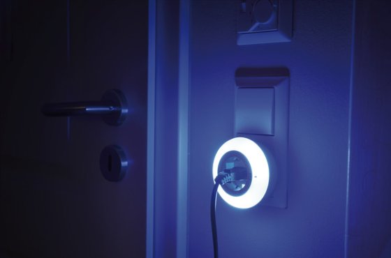 LED-Nachtlicht Color NL 09 RCD mit Dämmerungssensor und Steckdose 9 LED 6lm 3 Farben - Anwendungsbild