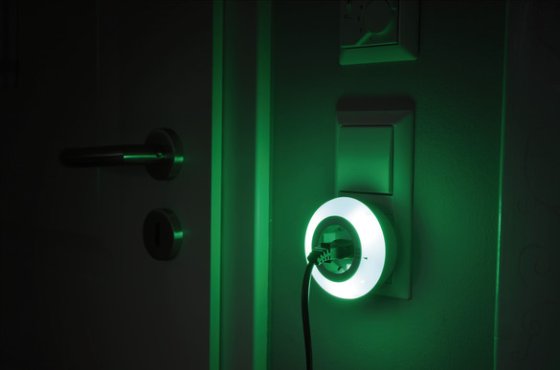 LED-Nachtlicht Color NL 09 RCD mit Dämmerungssensor und Steckdose 9 LED 6lm 3 Farben - Anwendungsbild