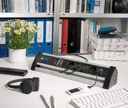 Alu-Office-Line 60.000A &Uuml;berspannungsschutz-Steckdosenleiste mit USB-Ladefunktion 4-fach 1,8m H05VV-F 3G1,5 - Anwendungsbild