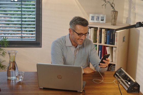 Alu-Office-Line 60.000A &Uuml;berspannungsschutz-Steckdosenleiste mit USB-Ladefunktion 4-fach 1,8m H05VV-F 3G1,5 - Anwendungsbild