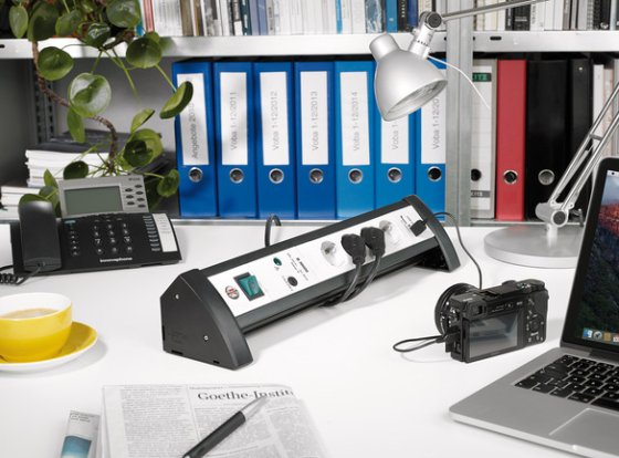 Premium-Office-Line 30.000A &Uuml;berspannungsschutz-Steckdosenleiste mit USB-Ladefunktion 4-fach 1,8m H05VV-F 3G1,5 - Anwendungsbild