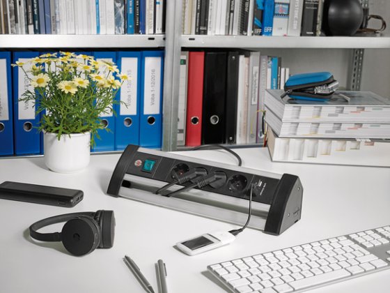 Alu-Office-Line Steckdosenleiste mit USB-Ladefunktion 4-fach 1,8m H05VV-F 3G1,5 - Anwendungsbild