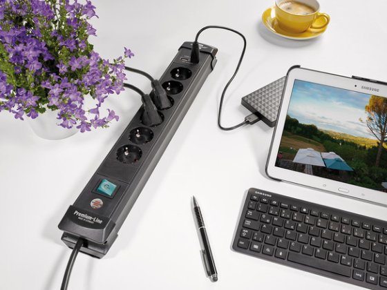 Premium-Line Steckdosenleiste mit USB-Ladefunktion 6-fach schwarz 3m H05VV-F 3G1,5 - Anwendungsbild