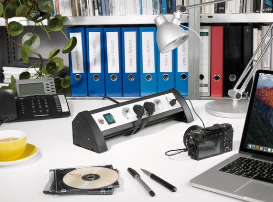 Premium-Office-Line Steckdosenleiste mit USB-Ladefunktion 4-fach schwarz/lichtgrau 1,8m H05VV-F 3G1,5 - Anwendungsbild