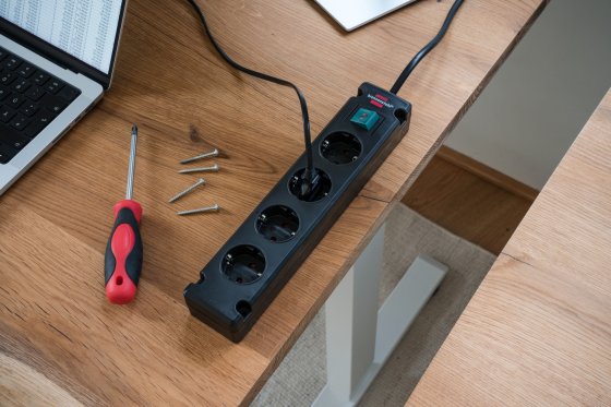 Bremounta Steckdosenleiste 4-fach schwarz 1,5m H05VV-F 3G1,5 - Anwendungsbild