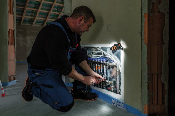 professionalLINE Akku LED-Handleuchte HL 2-00 200lm, 4+1 SMD LED, Spot 80lm - Anwendungsbild