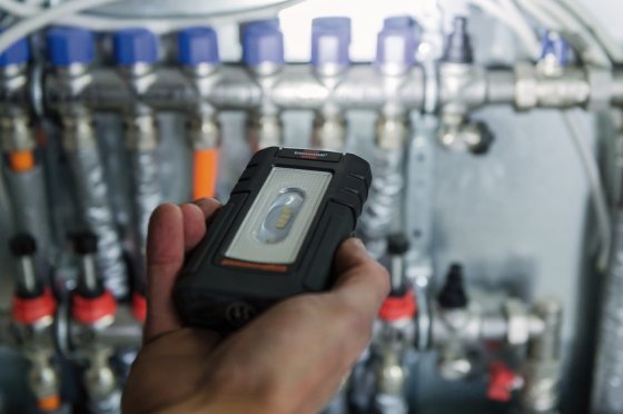 professionalLINE Akku LED-Handleuchte HL 2-00 200lm, 4+1 SMD LED, Spot 80lm - Anwendungsbild