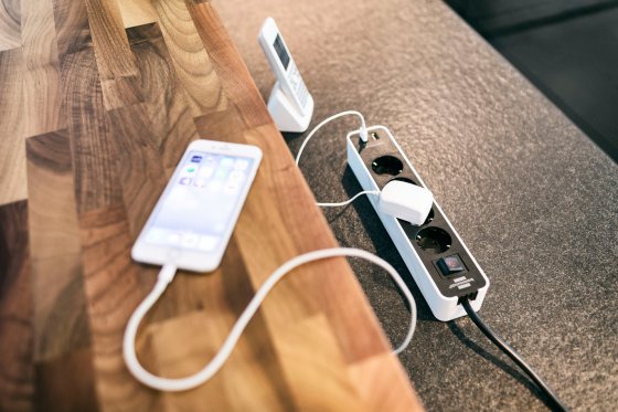 Ecolor Steckdosenleiste mit USB-Ladefunktion 4-fach weiß/schwarz 1,5m H05VV-F 3G1,5 mit Schalter - Anwendungsbild