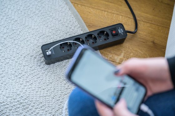 Ecolor Steckdosenleiste mit USB-Ladefunktion 4-fach schwarz/schwarz 1,5m H05VV-F 3G1,5 mit Schalter - Anwendungsbild