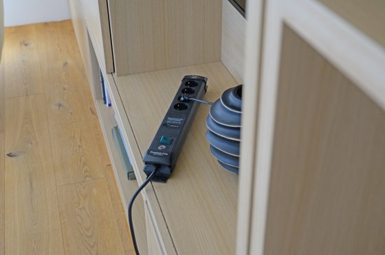 Premium-Line 60.000A Überspannungsschutz-Steckdosenleiste 4-fach schwarz 1,8m H05VV-F 3G1,5 - Anwendungsbild