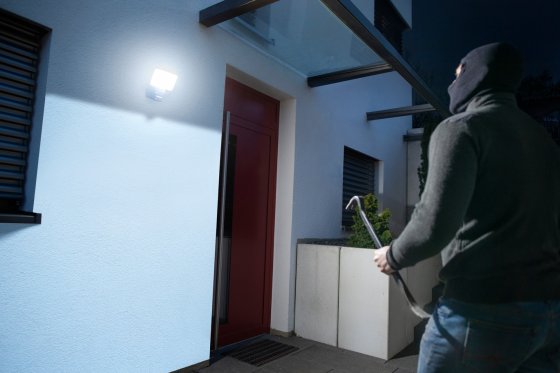 brennenstuhl®Connect LED WiFi Strahler mit Infrarot-Bewegungsmelder WF 2050 P 2400lm, PIR, IP54       - Anwendungsbild