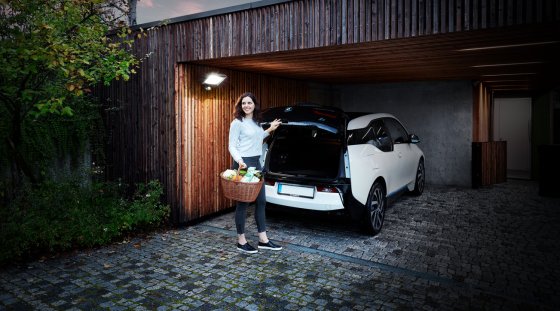 LED Strahler JARO 2050 P mit Infrarot-Bewegungsmelder 1950lm, 19,7W, IP54 - Anwendungsbild