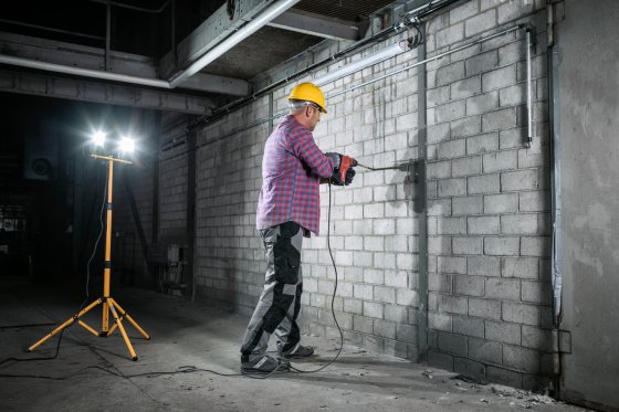 Doppel Stativ LED Strahler JARO 4050 T 2x1950lm, 39W, IP65, 2,5m H07RN-F3G1.0 - Anwendungsbild