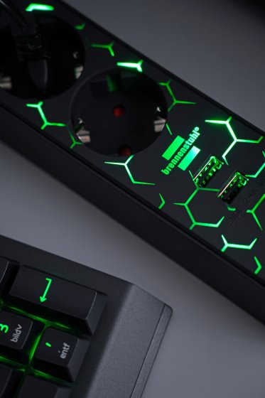 Gaming Steckdosenleiste GSL 05 5-fach mit 2 USB-Ladebuchsen 1,5m H05VV-F3G1.5 - Anwendungsbild