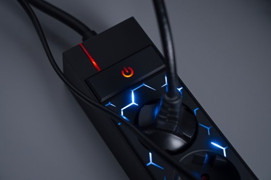 Gaming Steckdosenleiste GSL 05 5-fach mit 2 USB-Ladebuchsen 1,5m H05VV-F3G1.5 - Anwendungsbild
