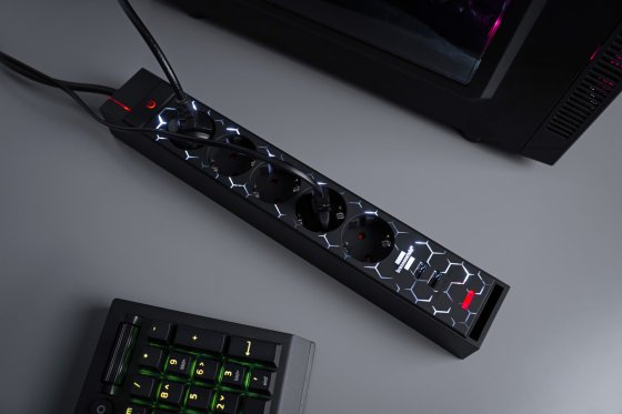 Gaming Steckdosenleiste GSL 05 5-fach mit 2 USB-Ladebuchsen 1,5m H05VV-F3G1.5 - Anwendungsbild
