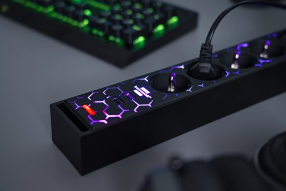 Gaming Steckdosenleiste GSL 05 5-fach mit 2 USB-Ladebuchsen 1,5m H05VV-F3G1.5 - Anwendungsbild