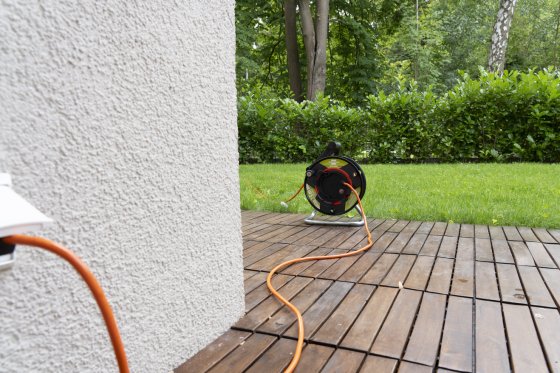 Garant G Bretec IP44 Gartenkabeltrommel aus recyceltem Kunststoff 23 + 2m AT-N05V3V3-F3G1,5  - Anwendungsbild