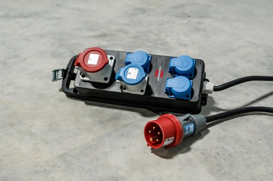 Portabler Stromverteiler BSV P 3x 230V/16A Steckdosen, 1x CEE 230V/16A, 1x CEE 400V/16A, 2m H07RN-F5G2.5 - Anwendungsbild