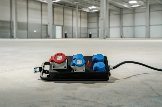 Portabler Stromverteiler BSV P 3x 230V/16A Steckdosen, 1x CEE 230V/16A, 1x CEE 400V/16A, 2m H07RN-F5G2.5 - Anwendungsbild