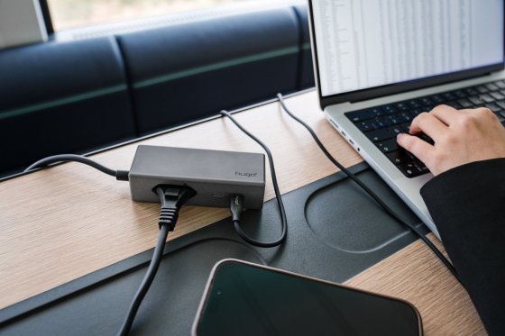 hugo! TRAVEL Ladeger&auml;t mit USB C 20W PD und Euro Steckdose, deep black - Anwendungsbild