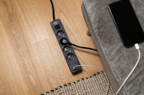 Ecolor Steckdosenleiste mit 2 USB C Ladebuchsen 4-fach schwarz 1,5m H05VV-F3G1,5 - Anwendungsbild
