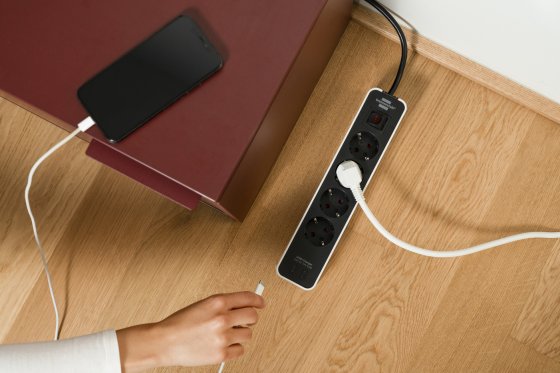 Ecolor Steckdosenleiste mit 2 USB C Ladebuchsen 4-fach weiß/schwarz 1,5m H05VV-F3G1,5 - Anwendungsbild
