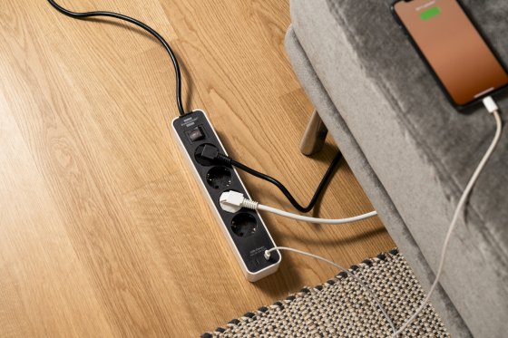 Ecolor Steckdosenleiste mit 2 USB C Ladebuchsen 4-fach weiß/schwarz 1,5m H05VV-F3G1,5 - Anwendungsbild