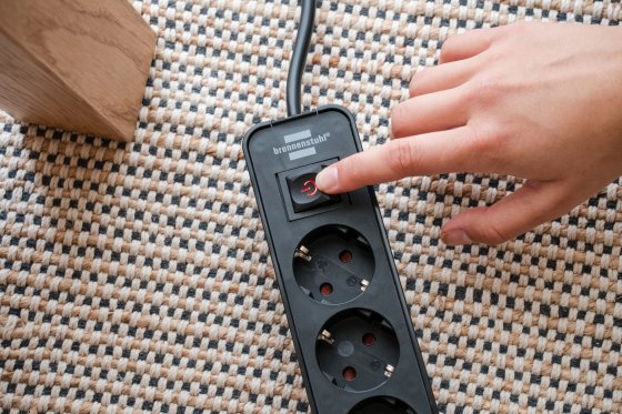 Ecolor Steckdosenleiste 4-fach mit 3 USB-Ladebuchsen 2x USB C PD 20W und 1x USB A, schwarz - Anwendungsbild