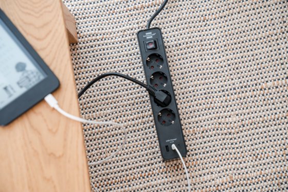 Ecolor Steckdosenleiste 4-fach mit 3 USB-Ladebuchsen 2x USB C PD 20W und 1x USB A, schwarz - Anwendungsbild