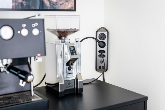 brennenstuhl®estilo Ecksteckdosenleiste 4-fach mit USB A und USB C PD 30W silber/schwarz - Anwendungsbild