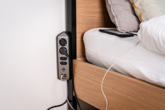 brennenstuhl®estilo Ecksteckdosenleiste 4-fach mit USB A und USB C PD 30W silber/schwarz - Anwendungsbild