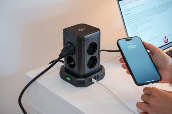 Steckdosenturm 8-fach mit 2x USB A, 1x USB C Power Delivery schwarz 2m H05VV-F3G1.5 - Anwendungsbild