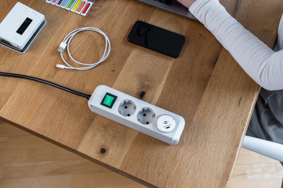 USB C Steckdosenadapter 2,4A wei&szlig; - Anwendungsbild