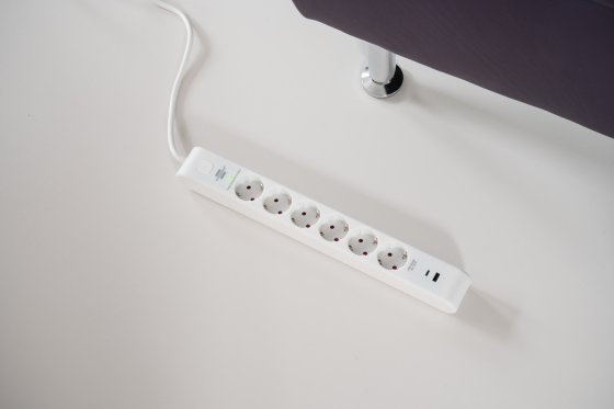 &Uuml;berspannungsschutz-Steckdosenleiste 6-fach 13.500 A mit 1x USB C PD 20W, 1x USB A 20W, 2m H05VV-F 3G1,5 wei&szlig; - Anwendungsbild