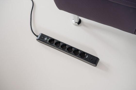 &Uuml;berspannungsschutz-Steckdosenleiste 6-fach 13.500 A mit 1x USB C PD 20W, 1x USB A 20W, 2m H05VV-F 3G1,5 schwarz - Anwendungsbild